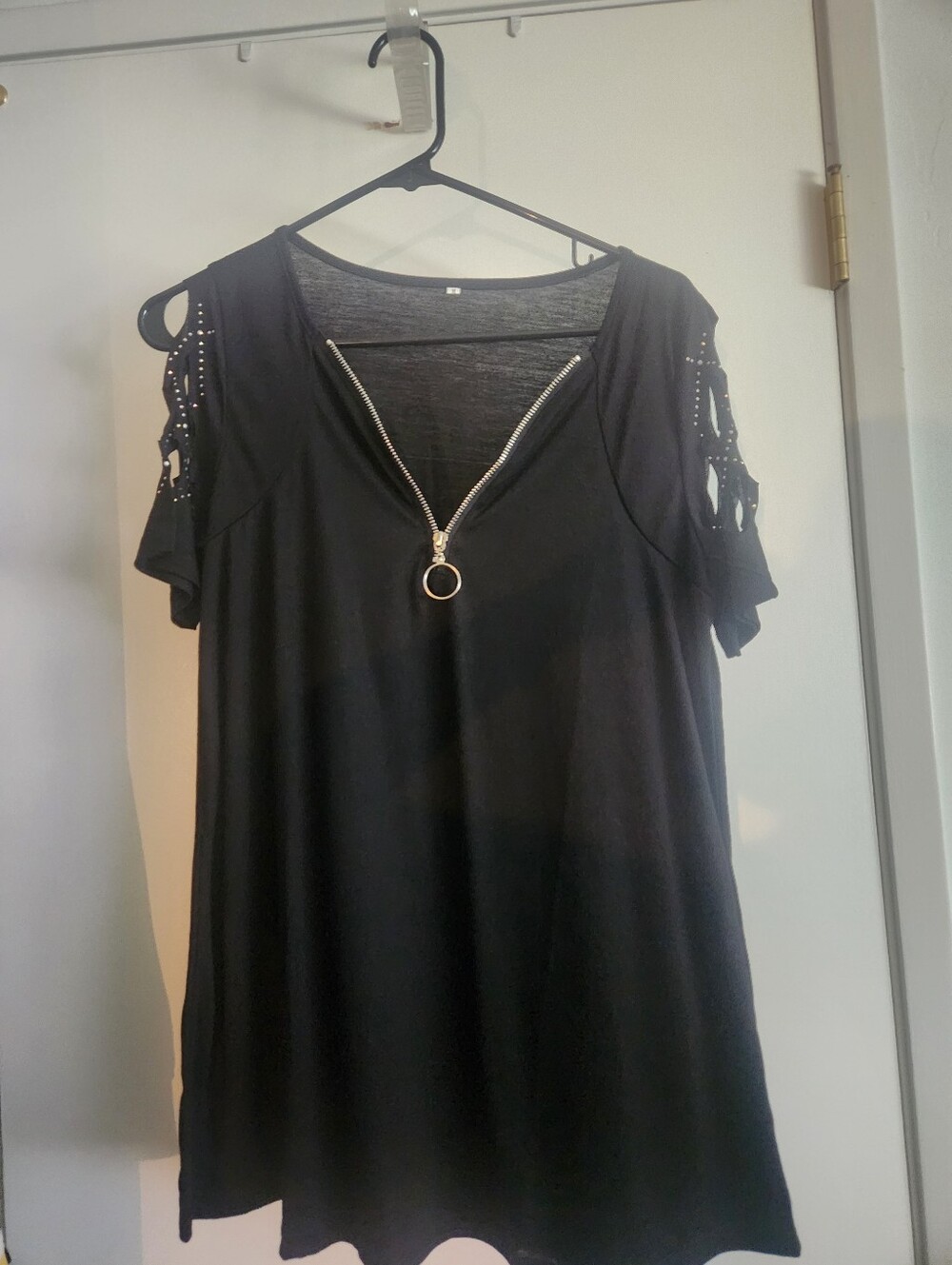 Source Unknown Black Cold-Shoulder V-Neck Top with Ring Zip